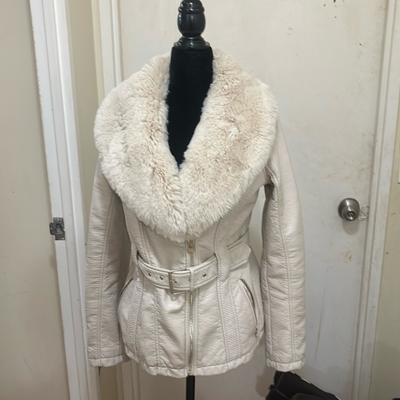 1️⃣3️⃣0️⃣ like new Guess white leather jacket - Picture 1 of 4